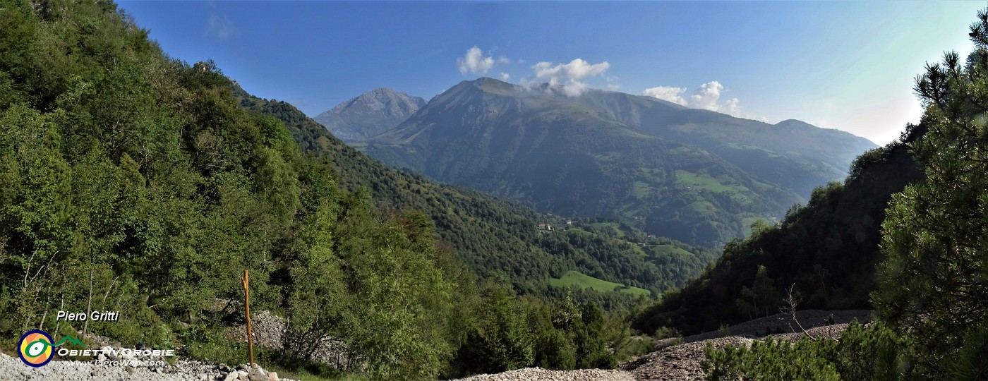 21 Dal lungo ghiaione dalla Val Gerona vista su Val del riso e i monti Grem ed Arera.jpg